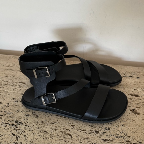 NWOB UGG Sandals Solivan Strap in leather - Picture 11 of 17